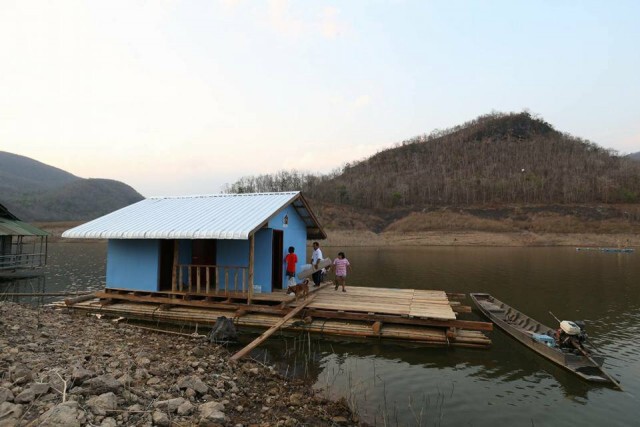 ต๊อด ปิติ และทีมสิงห์อาสา ส่งมอบบ้านเรือนแพที่ถูกไฟไหม้