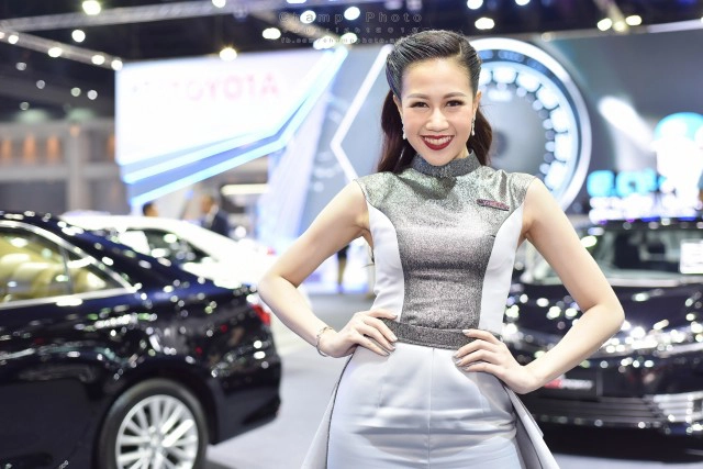 "พริตตี้ที่เพิ่งเคยยืนงาน motor show  2017 เป็นครั้งแรก"