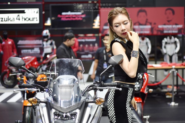 "พริตตี้ที่เพิ่งเคยยืนงาน motor show  2017 เป็นครั้งแรก"