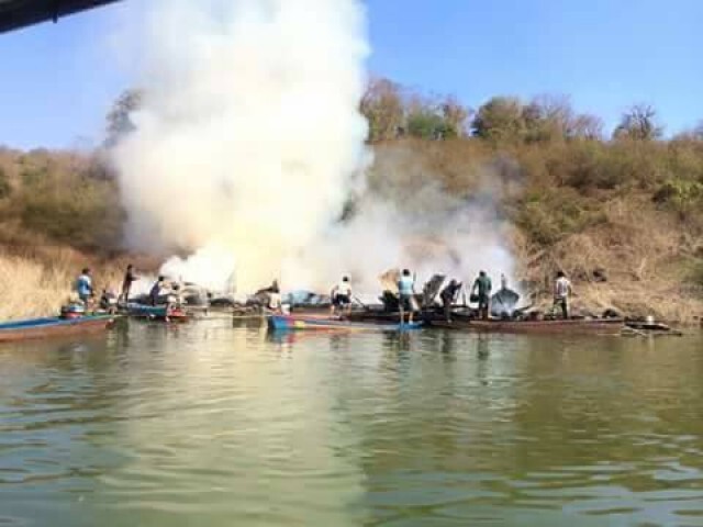 ต๊อด ปิติ และทีมสิงห์อาสา ส่งมอบบ้านเรือนแพที่ถูกไฟไหม้