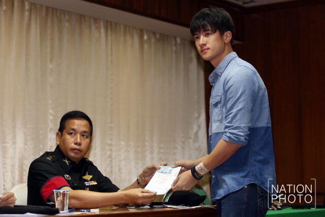 เจมส์ มาร์ ผ่อนผันทหารอีกปี