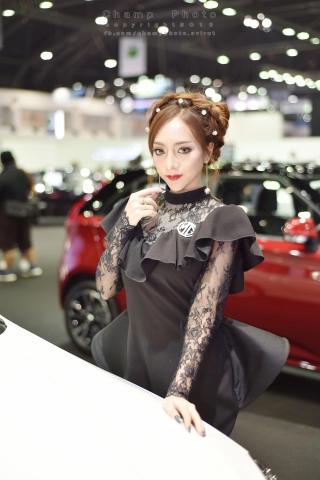 "พริตตี้ที่เพิ่งเคยยืนงาน motor show  2017 เป็นครั้งแรก"