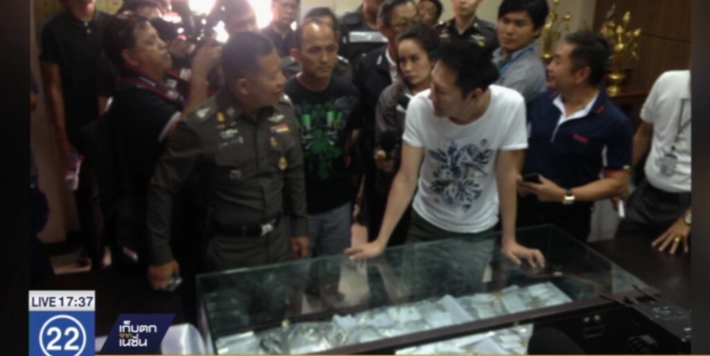 รวบแก๊งหมูบิน ลักทรัพย์บ้าน "ณวัฒน์" กวาดร่วม 10 ล้าน รวบแก๊งหมูบิน ลักทรัพย์บ้าน "ณวัฒน์" กวาดร่วม 10 ล้าน