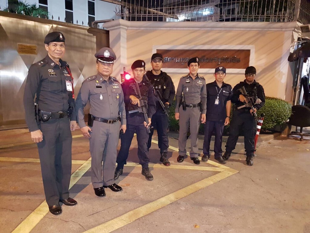 ตำรวจ สน.บางรัก คุมเข้มสถานฑูตรัสเซีย ตลอด 24 ชั่วโมง หลังเกิดเหตุระเบิดรถไฟใต้ดิน ตำรวจ สน.บางรัก คุมเข้มสถานฑูตรัสเซีย ตลอด 24 ชั่วโมง หลังเกิดเหตุระเบิดรถไฟใต้ดิน