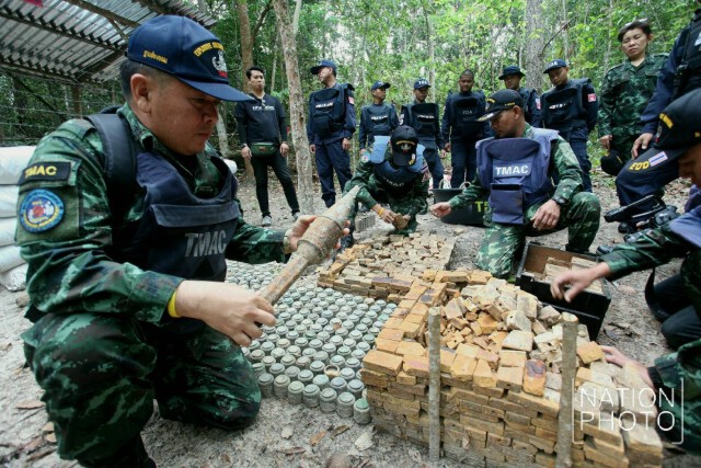 ประมวลภาพ "การเคลื่อนย้ายทุ่นระเบิดที่ตกค้างตามแนวชายแดน ไปทำลาย"