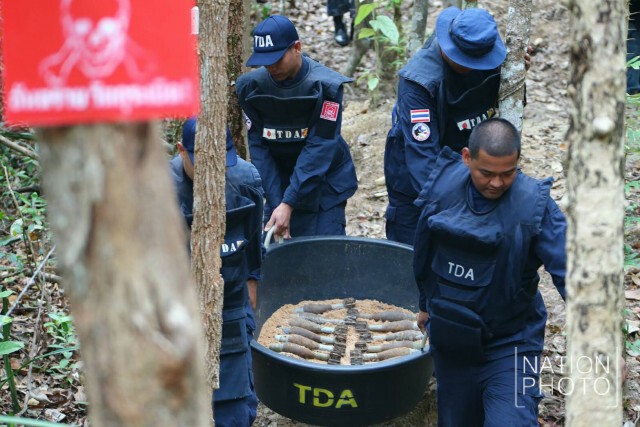 ประมวลภาพ "การเคลื่อนย้ายทุ่นระเบิดที่ตกค้างตามแนวชายแดน ไปทำลาย"