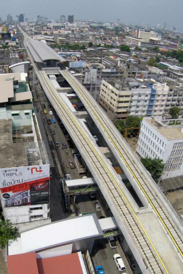 ภาพมุมสูง รถไฟฟ้าส่วนต่อขยายสายสีเขียว ช่วงแบริ่ง – สมุทรปราการ เปิดเดินรถวันแรก