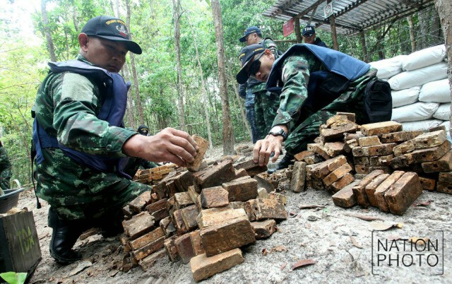 ประมวลภาพ "การเคลื่อนย้ายทุ่นระเบิดที่ตกค้างตามแนวชายแดน ไปทำลาย"