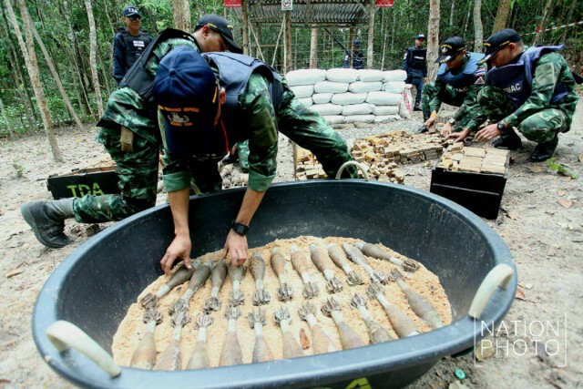 ประมวลภาพ "การเคลื่อนย้ายทุ่นระเบิดที่ตกค้างตามแนวชายแดน ไปทำลาย"