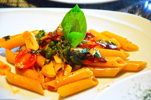 อร่อยปักหมุด : บุฟเฟ่ต์มื้อกลางวัน Lunch sky dinning ที่ ห้องเมดินี่ โรงแรมดิ คอนทิเน้นท์ แยกอโศก