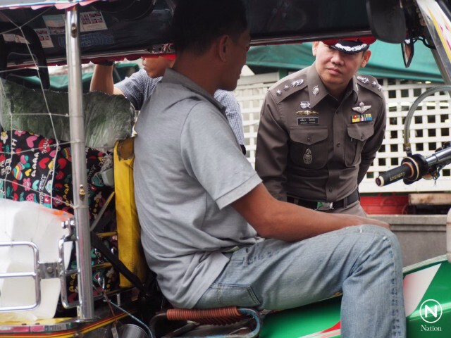 บก.น.5เข้มกม.จราจรลุยตรวจจับไม่คาดเข็มขัดถ.พระราม4โชเฟอร์แท็กซี่โดนรายแรก
