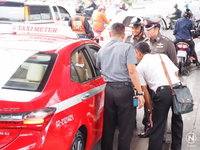 บก.น.5เข้มกม.จราจรลุยตรวจจับไม่คาดเข็มขัดถ.พระราม4โชเฟอร์แท็กซี่โดนรายแรก