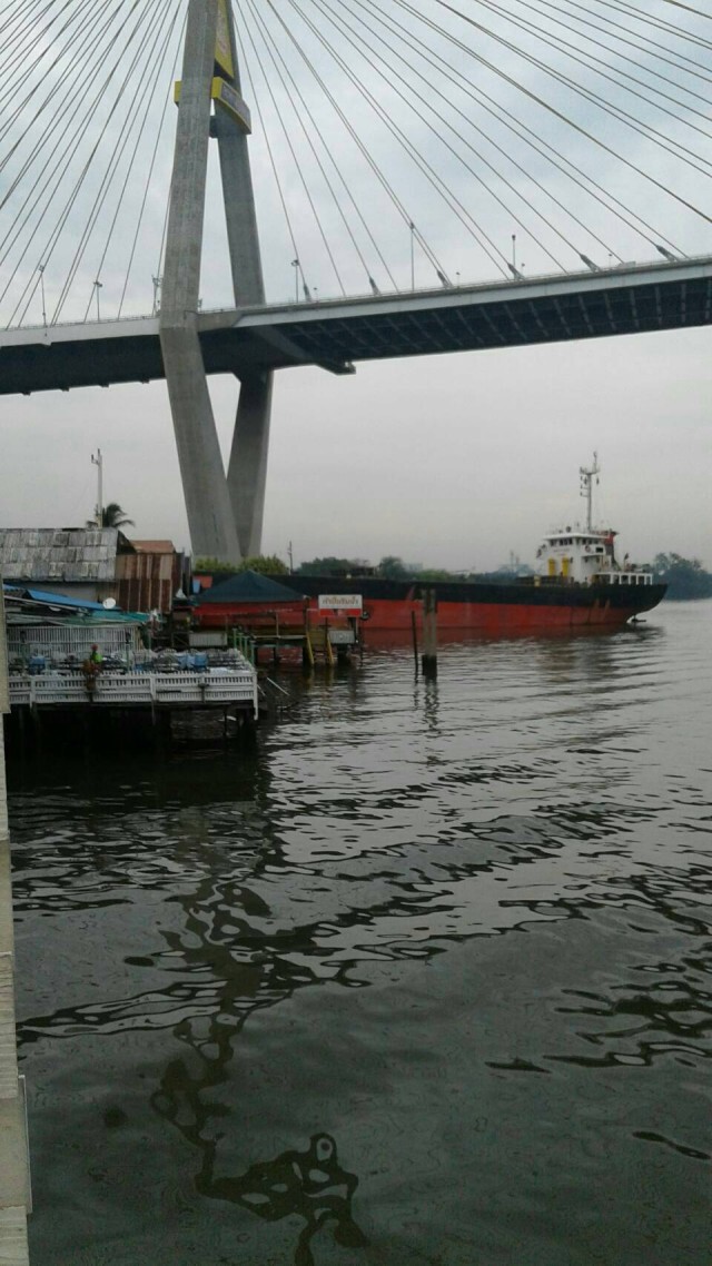 เรือขนส่งสินค้า
ชนบ้านเรือนประชาชนที่พระประแดง