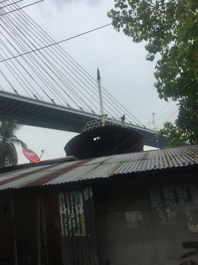 เรือขนส่งสินค้า
ชนบ้านเรือนประชาชนที่พระประแดง