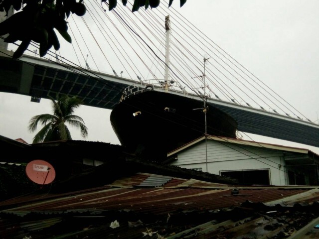 เรือขนส่งสินค้า
ชนบ้านเรือนประชาชนที่พระประแดง