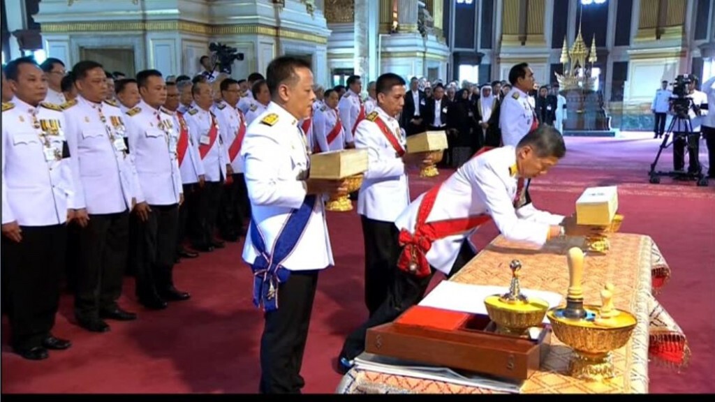 เก็บตกค่ำ 6-4-60 (1) พระราชพิธีประกาศใช้รัฐธรรมนูญ 2560