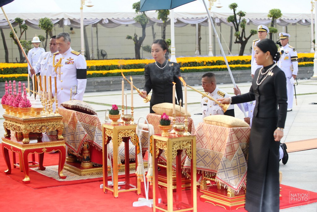 สมเด็จพระเจ้าอยู่หัว เสด็จฯ วางพานพุ่มเนื่องในวันจักรี สมเด็จพระเจ้าอยู่หัว เสด็จฯ วางพานพุ่มเนื่องในวันจักรี