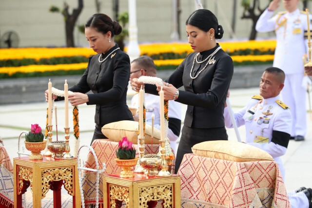 สมเด็จพระเจ้าอยู่หัว เสด็จฯ วางพานพุ่มเนื่องในวันจักรี