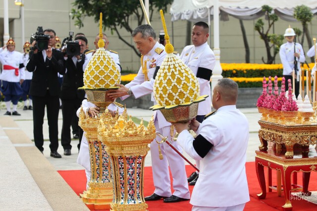 สมเด็จพระเจ้าอยู่หัว เสด็จฯ วางพานพุ่มเนื่องในวันจักรี