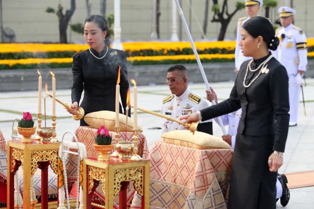 สมเด็จพระเจ้าอยู่หัว เสด็จฯ วางพานพุ่มเนื่องในวันจักรี