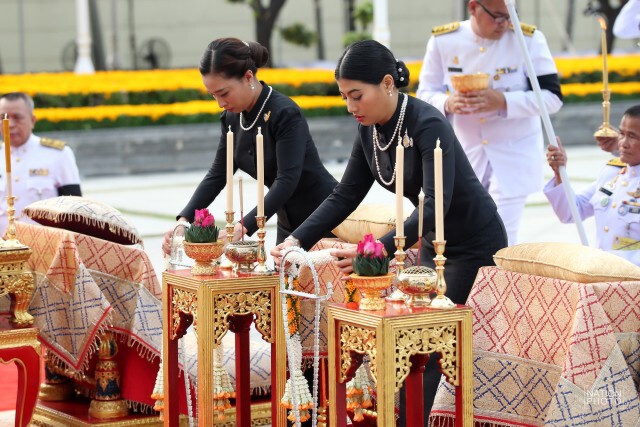 สมเด็จพระเจ้าอยู่หัว เสด็จฯ วางพานพุ่มเนื่องในวันจักรี