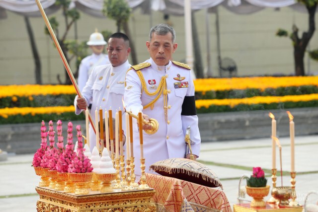 สมเด็จพระเจ้าอยู่หัว เสด็จฯ วางพานพุ่มเนื่องในวันจักรี