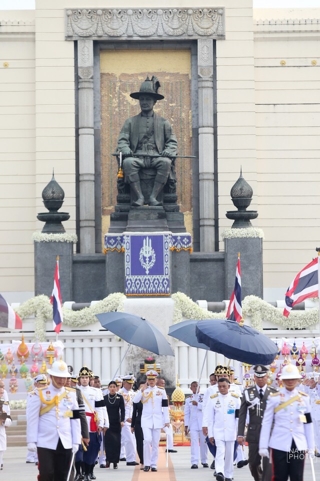 สมเด็จพระเจ้าอยู่หัว เสด็จฯ วางพานพุ่มเนื่องในวันจักรี