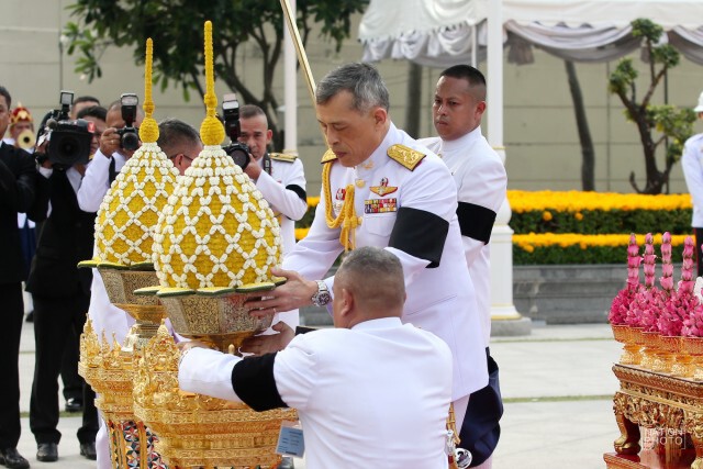 สมเด็จพระเจ้าอยู่หัว เสด็จฯ วางพานพุ่มเนื่องในวันจักรี