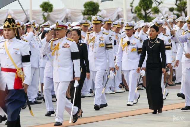 สมเด็จพระเจ้าอยู่หัว เสด็จฯ วางพานพุ่มเนื่องในวันจักรี