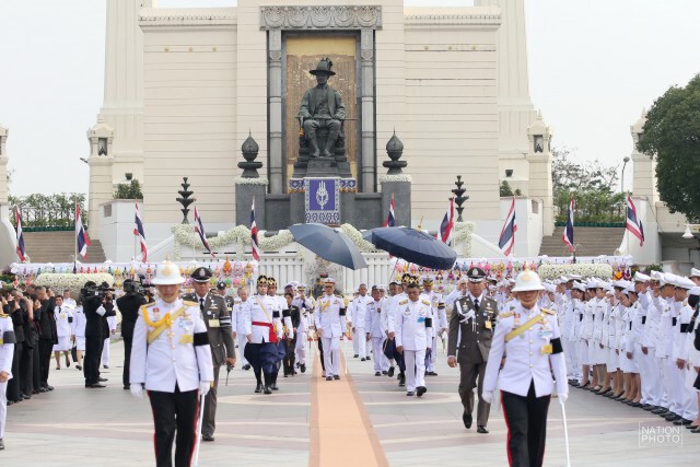 สมเด็จพระเจ้าอยู่หัว เสด็จฯ วางพานพุ่มเนื่องในวันจักรี