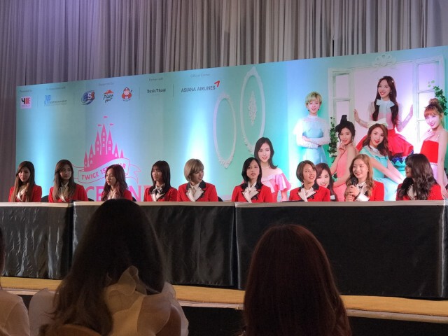 9 สาว ทไวซ์ แถลงข่าวอุ่นเครื่องคอนเสิร์ต
"ทไวซ์ เฟิร์ส ทัวร์ ทไวซ์ แลนด์ ดิ โอเพนนิ่ง อิน แบงคอก"