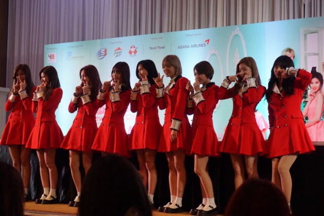 9 สาว ทไวซ์ แถลงข่าวอุ่นเครื่องคอนเสิร์ต
"ทไวซ์ เฟิร์ส ทัวร์ ทไวซ์ แลนด์ ดิ โอเพนนิ่ง อิน แบงคอก"