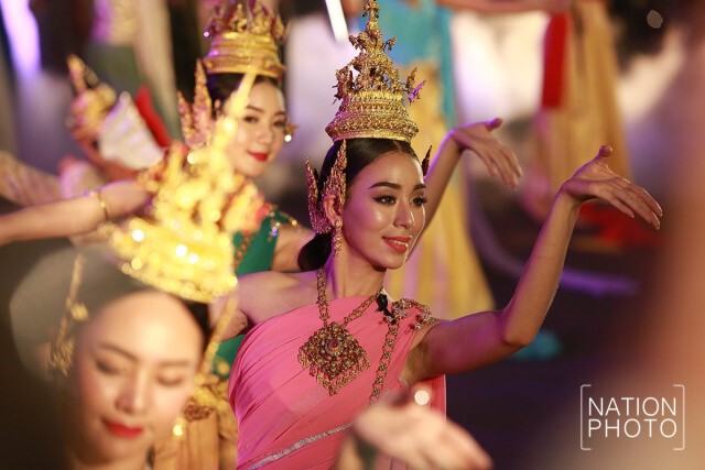 ขบวนพาเหรด "เย็นทั่วหล้า มหาสงกรานต์ นำโดย น้ำตาล-ชลิตา