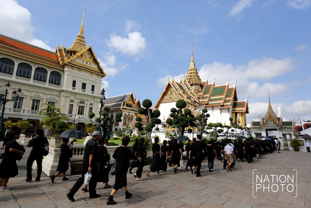 พสกนิกรเข้ากราบถวายสักการะพระบรมศพ พสกนิกรเข้ากราบถวายสักการะพระบรมศพ