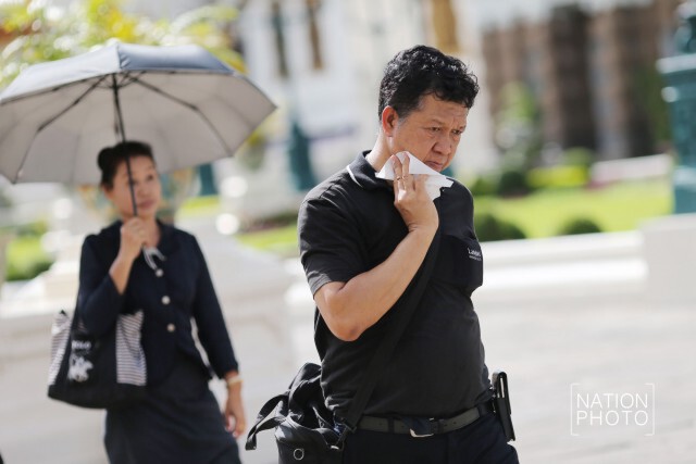 พสกนิกรเข้ากราบถวายสักการะพระบรมศพ