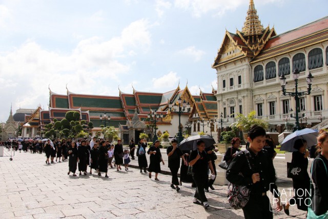 พสกนิกรเข้ากราบถวายสักการะพระบรมศพ