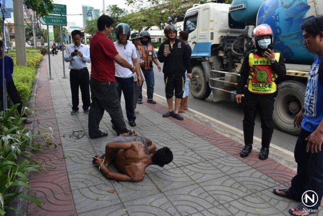 หนุ่มวิกลจริต แก้ผ้า-กระโดดทุบรถหน้าเขตจตุจักร