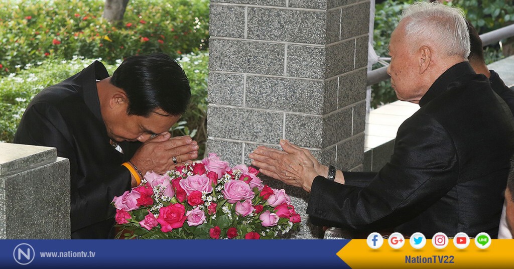 นายกฯ นำคณะรดน้ำขอพร "พล.อ.เปรม" นายกฯ นำคณะรดน้ำขอพร "พล.อ.เปรม"