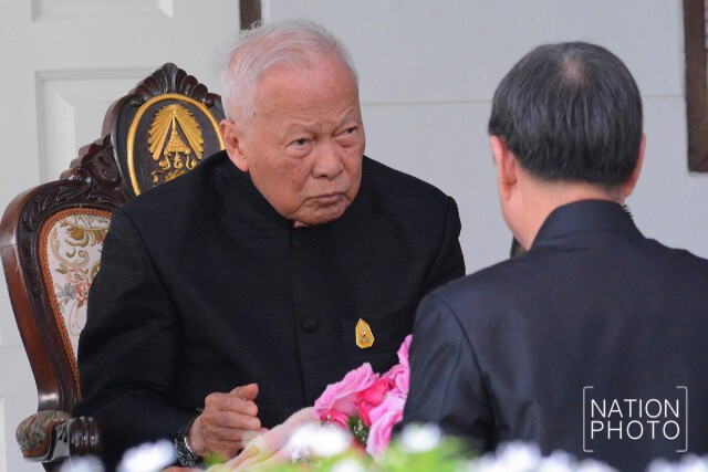 นายกฯ นำคณะรดน้ำขอพร "พล.อ.เปรม"
