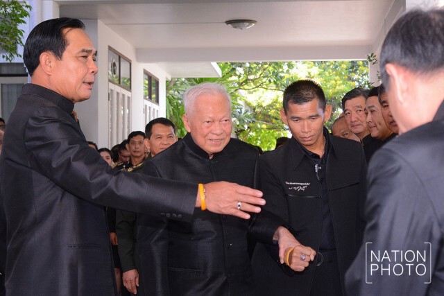 นายกฯ นำคณะรดน้ำขอพร "พล.อ.เปรม"