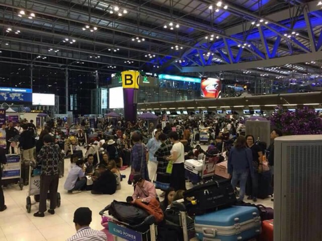 สภ.ท่าอากาศยานสุวรรณภูมิ รายงานเหตุการณ์ผู้โดยสารกว่าพันคนถูกลอยแพ