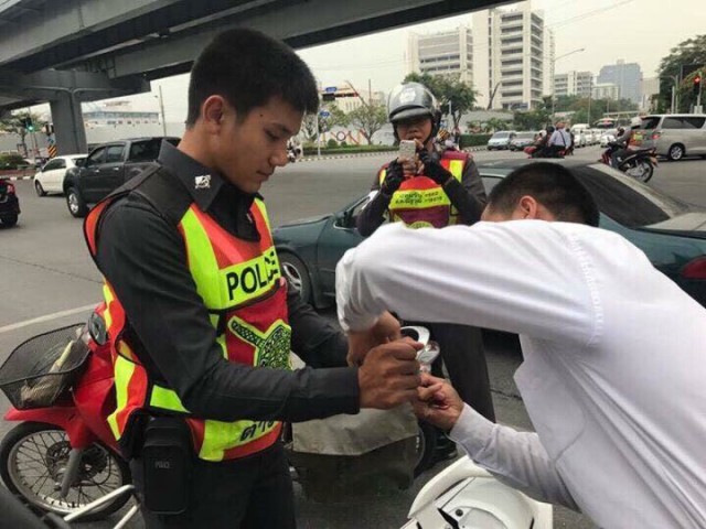 2 นักศึกษาโพสต์ชื่นชมตำรวจ ให้ยืมรถจยย.ไปซื้อน้ำมัน
ตร.เผยดีใจ ทำให้ปชช.รู้สึกดีกับตำรวจ