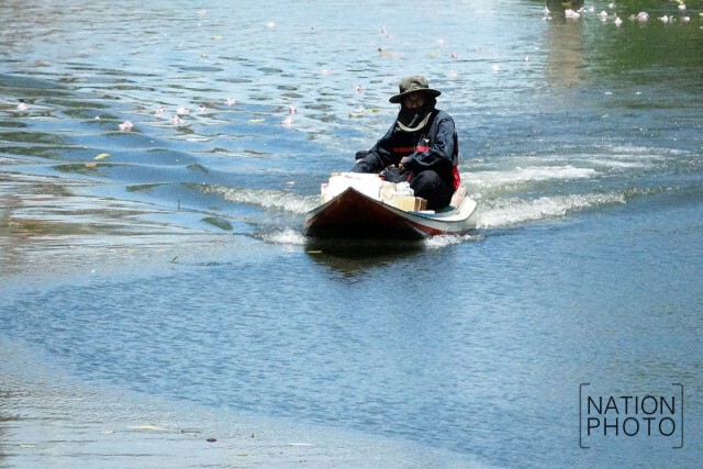 เรือไปรษณีย์...
แล่นลัดเลาะคลองบางกรวยส่งจดหมาย