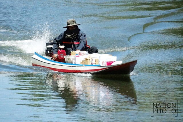 เรือไปรษณีย์...
แล่นลัดเลาะคลองบางกรวยส่งจดหมาย