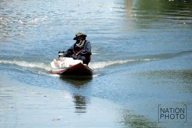 เรือไปรษณีย์...
แล่นลัดเลาะคลองบางกรวยส่งจดหมาย