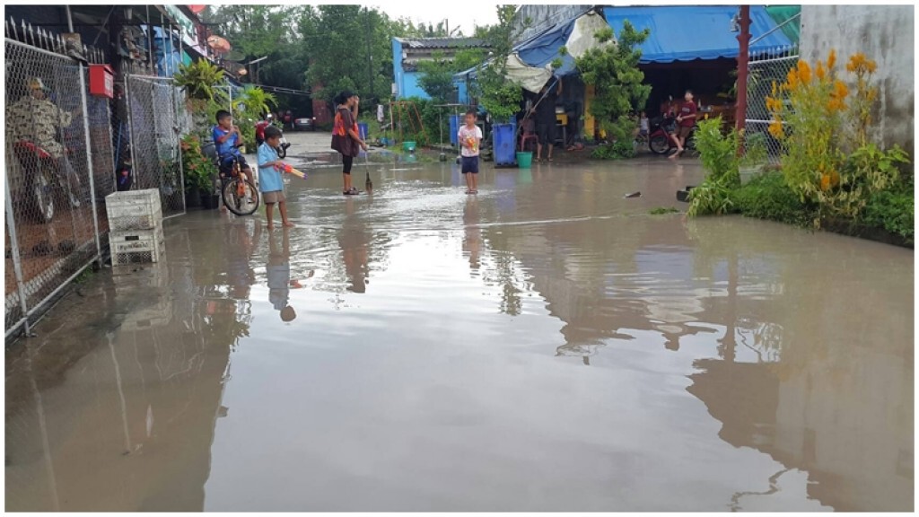 น้ำป่าท่วมบ้านเรือนชาวบ้าน กว่า 50 หลัง ที่ จ.สุราษฎร์ธานี หลังฝนตกหนักนานกว่า 2 ชั่วโมง น้ำป่าท่วมบ้านเรือนชาวบ้าน กว่า 50 หลัง ที่ จ.สุราษฎร์ธานี หลังฝนตกหนักนานกว่า 2 ชั่วโมง