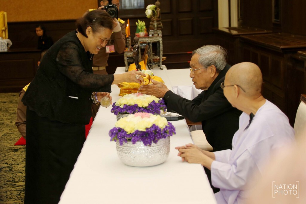 สมเด็จพระเทพฯ เสด็จพระราชทานน้ำสงกรานต์แก่พระอาจารย์อาวุโสที่เคยถวายพระอักษร สมเด็จพระเทพฯ เสด็จพระราชทานน้ำสงกรานต์แก่พระอาจารย์อาวุโสที่เคยถวายพระอักษร