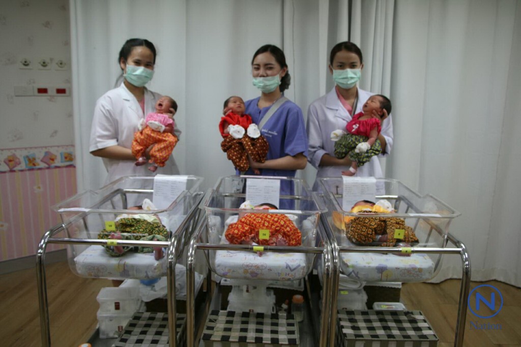 รพ.พญาไทศรีราชา จับทารกแรกเกิดใส่ชุดไทย เข้ากับบรรยากาศวันสงกรานต์