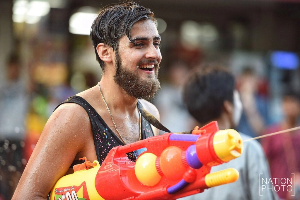 นักท่องเที่ยวต่างชาติเล่นน้ำสงกรานต์