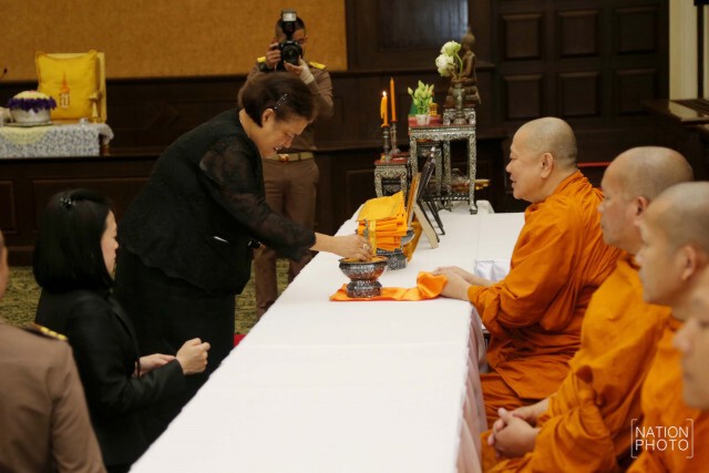 สมเด็จพระเทพฯ เสด็จพระราชทานน้ำสงกรานต์แก่พระอาจารย์อาวุโสที่เคยถวายพระอักษร